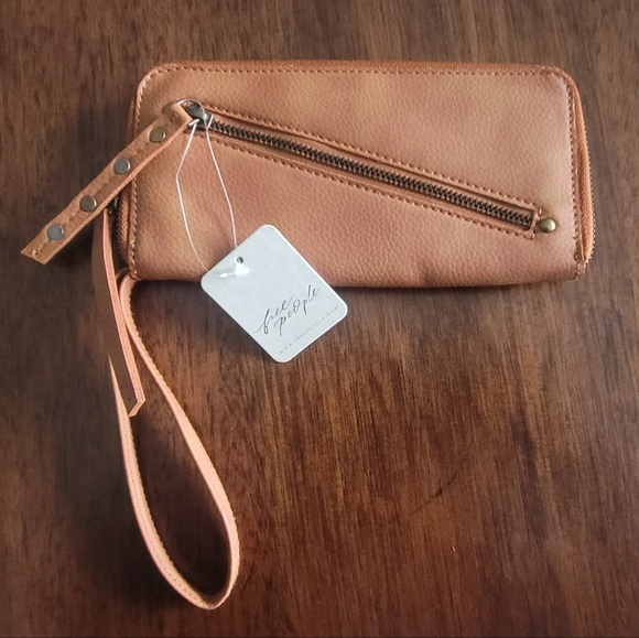 Free people brown wristlet wallet - Picture 1 of 13